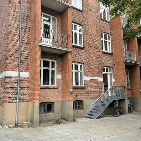 아파트 And Spacious For 4 에스비에르